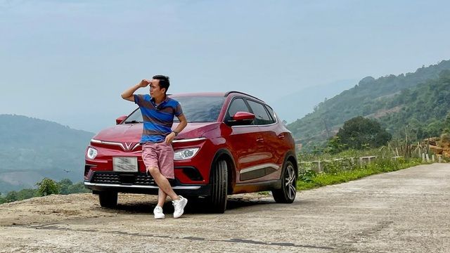 Chủ xe VinFast VF e34 tại Hoà Bình: Xe phù hợp cho đường đèo, sạc ban đầu có chút bất tiện nhưng biết cách sẽ dễ dàng thích nghi - Hình ảnh 1.