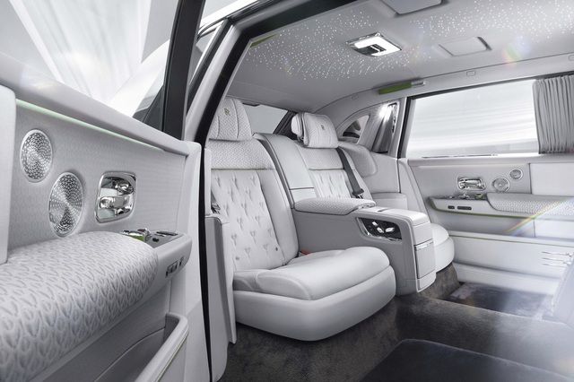 Ra mắt Rolls-Royce Phantom 2023: Hệ thống tản nhiệt phát sáng, nhiều lựa chọn mới cho giới siêu giàu - Hình 4.