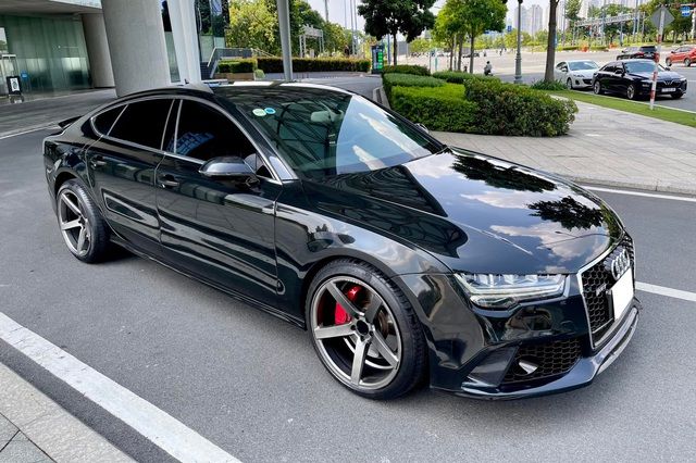 Audi RS7 Black Edition sao chép có tuổi đời 7 năm chỉ bằng giá của Toyota Camry 2022 phiên bản đầy đủ  - Hình 1.