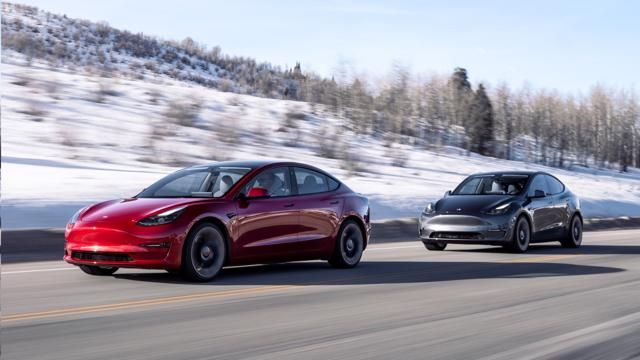 Xe Tesla tự động đóng cửa sổ ô tô khi phát hiện trời mưa - Ảnh 1.