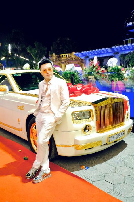 Bữa tiệc kỷ niệm ngày cưới của doanh nhân Hải Dương: Dàn siêu xe trăm tỷ nối đuôi, cùng chuyên cơ và du thuyền bạc tỷ - Ảnh 8.