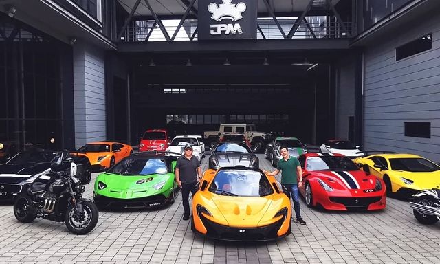 Cách sở hữu siêu xe của người giàu: Tích trữ đủ loại Bugatti, Ferrari nhưng hàng ngày chỉ đi xe 'bình dân' - Ảnh 2.