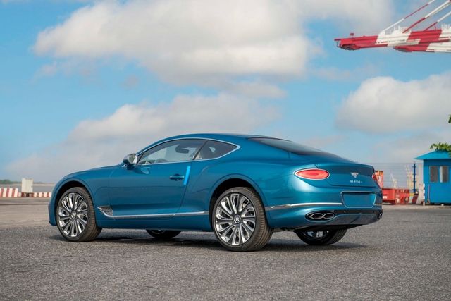 Bentley Continental GT V8 Mulliner trị giá hơn 20 tỷ đồng đã cập bến Việt Nam - Hình 2.