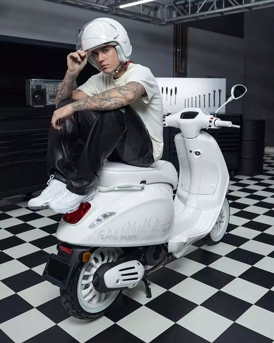 Phiên bản Dior vẫn đang gây sốt, Vespa tiếp tục hợp tác sản xuất xe máy cùng ngôi sao Justin Bieber - Hình 1.