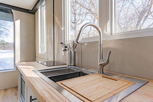 Căn nhà di động giống container nhưng lại gây chú ý với nội thất không thua kém các khách sạn sang trọng - Hình 8.