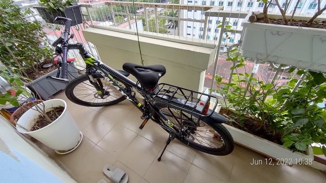 Chồng tôi đã phải chờ đợi cho đủ các loại phụ kiện cần thiết theo ý của mình để gắn lên chiếc xe, dù lý do cho việc chậm trễ này không chỉ là 'đang đau chân', 'khi nào khỏi sẽ đi', 'sợ nắng', mà còn là việc muốn sắm đủ đồ để chuẩn bị cho những chuyến đi sắp tới.