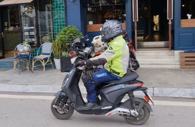 VinFast thử nghiệm xe máy điện trên đường phố Việt Nam: Đỉnh công nghệ, chạy được 100km sau mỗi lần sạc đầy - Ảnh 1.