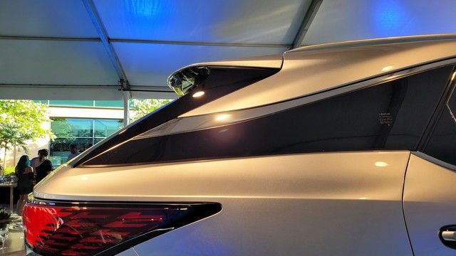 Giới thiệu Lexus RX 2023: Có vẻ như là một chiếc xe điện, đầy đột phá, việc xuất hiện tại Việt Nam chỉ là vấn đề thời gian - Ảnh 7.