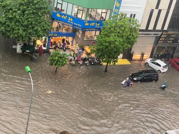 Đường phố Hà Nội biến thành sông, khiến bánh xe ngập lụt - Xem Ảnh 18.