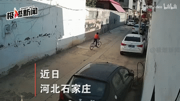 Vô tình gây trầy xước xe ô tô, hành động sau đó của cậu bé khiến chủ xe không lòng nào đòi bồi thường - Hình 1