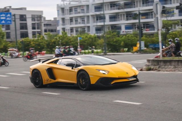 Dàn siêu xe, xe thể thao lăn bánh trên đường vào dịp 30/4: Đẹp mắt với bộ đôi Huracan và 488 GTB - Hình ảnh 8.