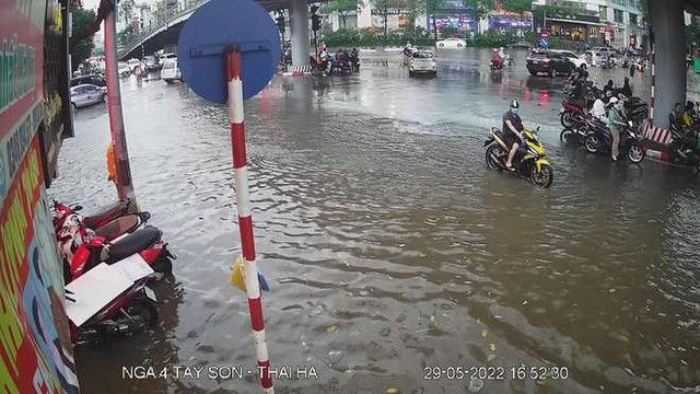 Sau trận mưa lớn, đường phố Hà Nội đã biến thành những dòng sông nhân tạo, làm ngập lụt bánh xe - Xem Ảnh 6.