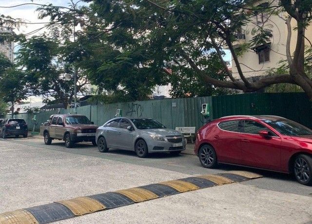 Người dùng xe điện phẫn nộ vì bị cản trở khi sạc - Hình ảnh số 2.