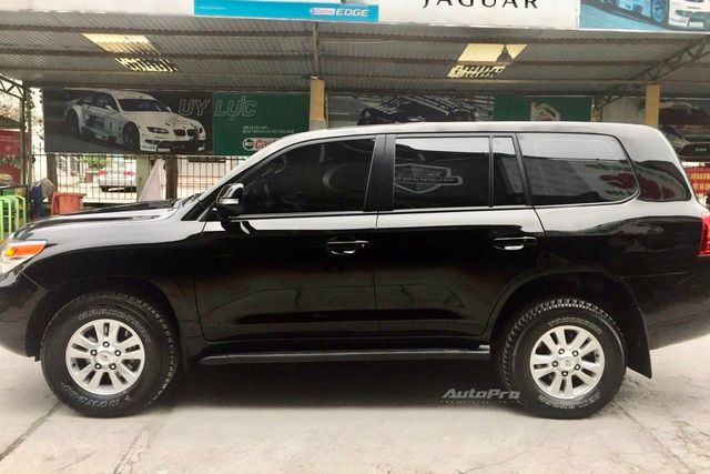 Chủ sở hữu của Toyota Land Cruiser đã bỏ ra 1 tỷ đồng để hồi sinh chiếc xe từ trạng thái đống sắt vụn. Sau 3 tháng, xe trở nên sáng bóng như mới, gần như 'đập hộp', khiến người ta không thể nhận ra bằng mắt thường - Ảnh 12.