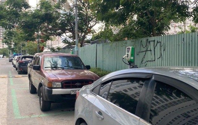 Người dùng xe điện phẫn nộ vì bị cản trở khi sạc - Hình ảnh số 3.