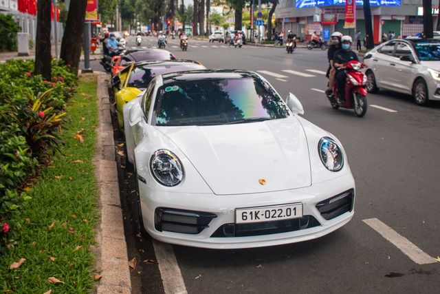 Dàn siêu xe, xe thể thao lăn bánh trên phố dịp 30/4: Lôi cuốn với bộ đôi Huracan và 488 GTB - Hình ảnh 4.