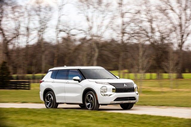 Triệu hồi Mitsubishi Outlander mới vì vấn đề ở dây an toàn - Hình ảnh 1.