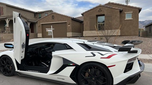 Một cụ bà người Việt trên 80 tuổi cầm lái Lamborghini Aventador SVJ - Siêu xe có công suất 770 mã lực không phải ai cũng 'dám thử sức' - Ảnh 2.