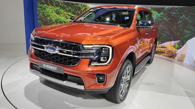 Ford Everest 2022 sẽ ra mắt tại Việt Nam, và các đại lý đã tiết lộ thông tin về 4 phiên bản và nhiều trang bị mạnh mẽ để cạnh tranh với Toyota Fortuner.