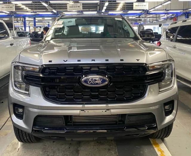 Thông báo giá dự kiến Ford Everest 2023 tại Việt Nam: Từ 1,075 tỷ đồng, 4 phiên bản, áp lực cho Fortuner và Santa Fe - Ảnh 2.