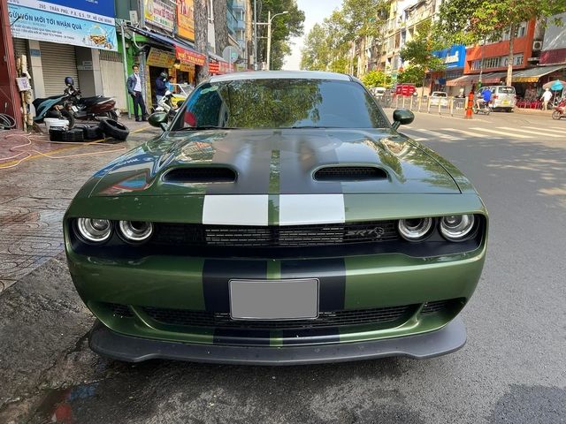 Chiếc Dodge Challenger Hellcat Redeye đầu tiên đã đến Việt Nam, là một phần của bộ sưu tập siêu xe trị giá hàng tỷ đồng. Chi phí cho việc tùy chọn thêm các tính năng đã vượt qua con số 100 triệu đồng.