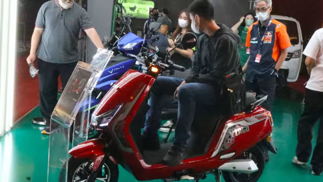 Xe máy điện đang trở thành xu hướng tại thị trường lớn nhất thế giới này, và có nhiều điểm giống như tại Việt Nam.