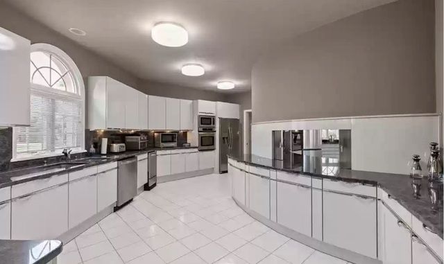 Biệt thự trị giá 6,2 triệu USD dành cho những người yêu thích lái xe với 2 gara xe rộng lớn - Ảnh 5.