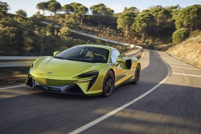 Sếp Ferrari chuyển sang làm việc cho McLaren, và mẫu SUV cỡ lớn như Lamborghini Urus 'ra mắt với đường nét mới' - Ảnh 4.