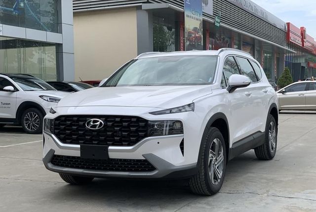 Người dân đổ xô mua ô tô 'chạy' để tránh thuế trước bạ, nhiều chiếc 'bay' hàng, giá cả tăng cao  - Ảnh 2.