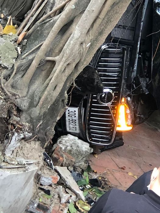 Xe Volvo lao vào cổng đền, đoạn video từ hiện trường khiến mọi người hoảng sợ - Ảnh 2.