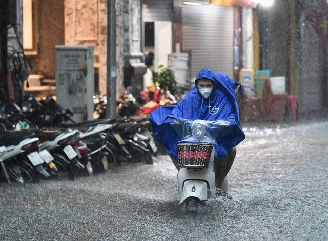 Đường phố Hà Nội biến thành sông sau cơn mưa lớn, khiến bánh xe ngập lụt - Xem Ảnh 15.