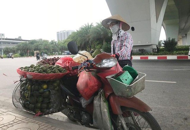 Giá xăng tiếp tục lập đỉnh mới, khiến lái xe ôm, taxi, và người bán hàng rong phải đối mặt với áp lực tài chính.