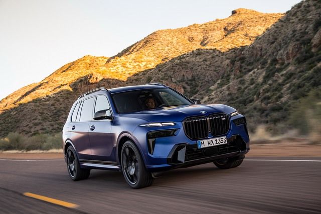 BMW X7 2023 ra mắt với lưới tản nhiệt khổng lồ, đèn gây tranh cãi, màn hình cong siêu lớn và bỏ cần số - Ảnh 1.