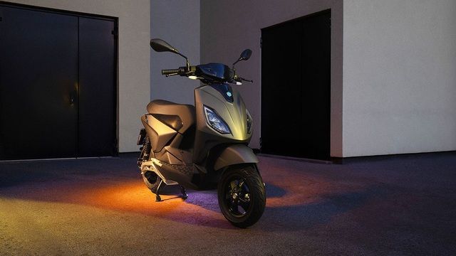 VinFast đã thử nghiệm xe máy điện trên đường phố Việt Nam, với khả năng chạy đến 100km sau mỗi lần sạc - Ảnh 4.