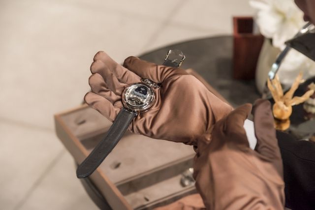 Cặp đồng hồ Bovet 1822 trên Rolls-Royce Boat Tail giá hơn 600 tỷ đồng xuất hiện tại Việt Nam - Hình 2.