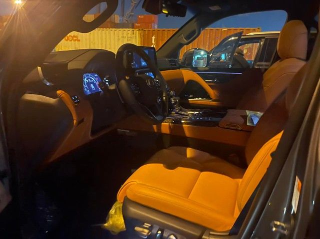 Đang là mặt hàng 'hot', cặp đôi Lexus LX 600 phiên bản 4 chỗ nhập tư nhân về Việt Nam có giá cao hơn 3 tỷ đồng so với xe từ nhà sản xuất chính hãng - Ảnh 4.