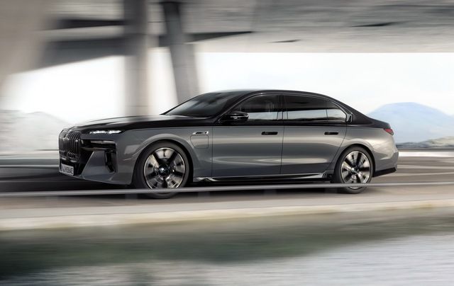 Cặp đôi BMW 7-Series và i7 năm 2023 đồng loạt có phiên bản hiệu suất cao: Mạnh nhất với 597 mã lực, đạt tốc độ tăng tốc ngang với siêu xe - Hình 1.