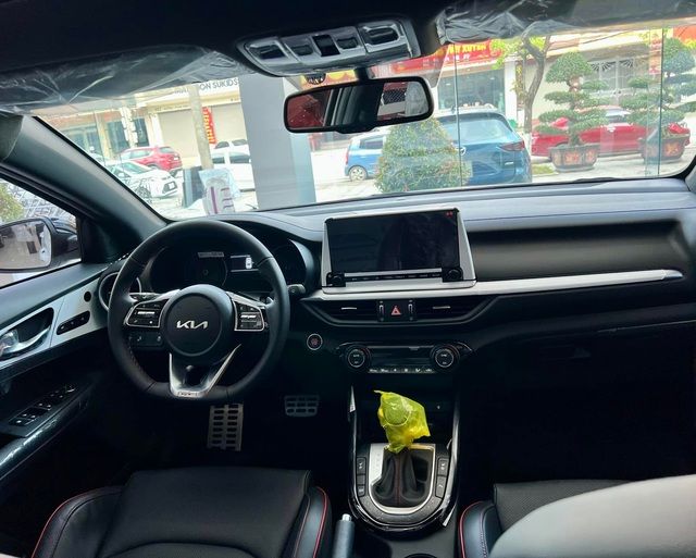 Kia K3 GT có giá 759 triệu đồng đã về đại lý: Đuôi xe mang vẻ hầm hố như xe đua, ghế thể thao, công suất mạnh hơn 200 mã lực, và hộp số mới - Hình 4.