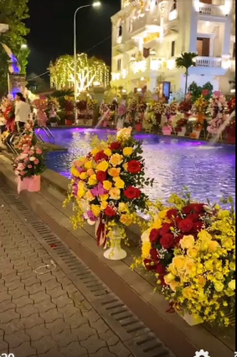 Gặp 'ông trùm nuôi lợn' tại Hải Dương, ngắm nhìn dàn siêu xe phủ vàng trăm tỷ và biệt thự trong khuôn viên rộng hàng nghìn mét vuông - Hình 3.
