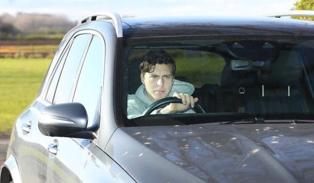 Đội hình sao của MU lái siêu xe trở lại sân tập: Ronaldo hứng khởi, Maguire gặp sự cố - Hình 4.