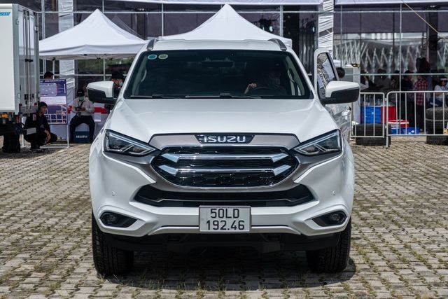 Isuzu mu-X 2022 giảm giá mạnh tại đại lý dù mới ra mắt: Thấp nhất 870 triệu đồng, tham vọng đối đầu Fortuner, Everest - Ảnh 2.