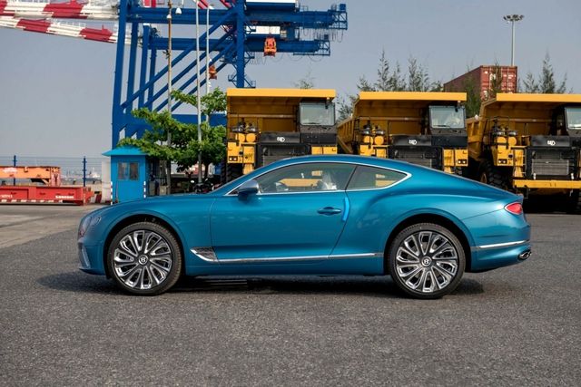 Bentley Continental GT V8 Mulliner trị giá hơn 20 tỷ đồng đã cập bến Việt Nam - Hình 3.
