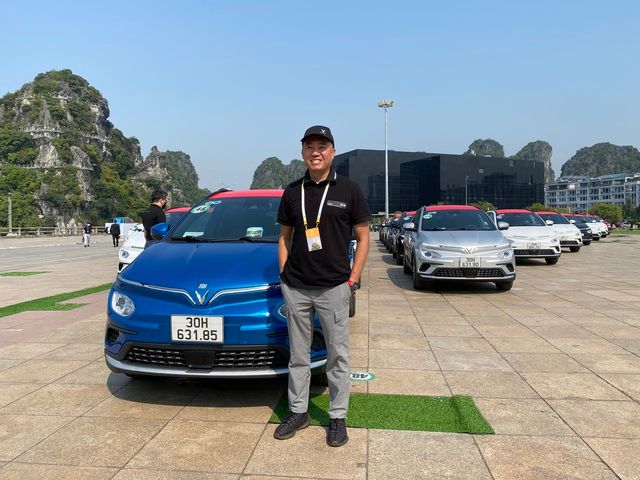 Tyler Ngo và chiếc VF e34 tại Hạ Long.