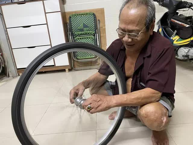 Chuyện vợ chồng hưu trí chạy xe ôm, dành lương hưu mua xe đạp cũ, sửa tặng học sinh nghèo - Ảnh 5.