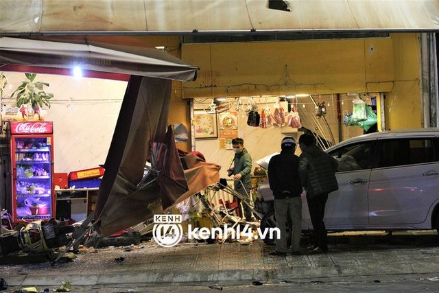 Hình ảnh ô tô 'điên cuồng' lao vào tiệm bánh mì nổi tiếng ở Đà Nẵng, nhiều người bị chôn vùi trong đống đổ nát - Ảnh 3.
