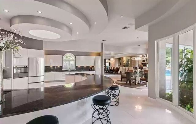 Biệt thự trị giá 6,2 triệu USD dành cho những người yêu thích lái xe với 2 gara xe rộng lớn - Ảnh 6.