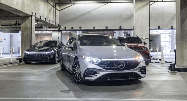 Mercedes-Benz EQS sẽ sớm có mặt tại thị trường Việt Nam, khoe khả năng tự đỗ vượt trội - Ảnh 1.