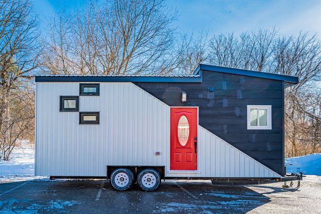 Căn nhà di động giống như một container nhưng lại thu hút với nội thất không thua kém các khách sạn cao cấp - Hình 1.
