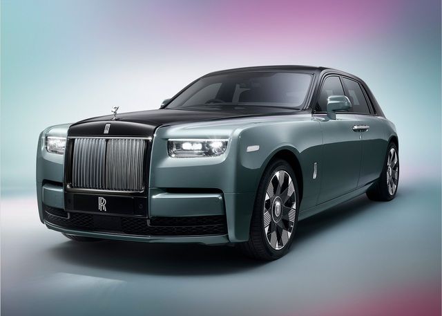 Rolls-Royce Phantom 2023 chính thức ra mắt: Hệ thống tản nhiệt phát sáng, nhiều lựa chọn mới dành cho tầng lớp siêu giàu - Hình 1.