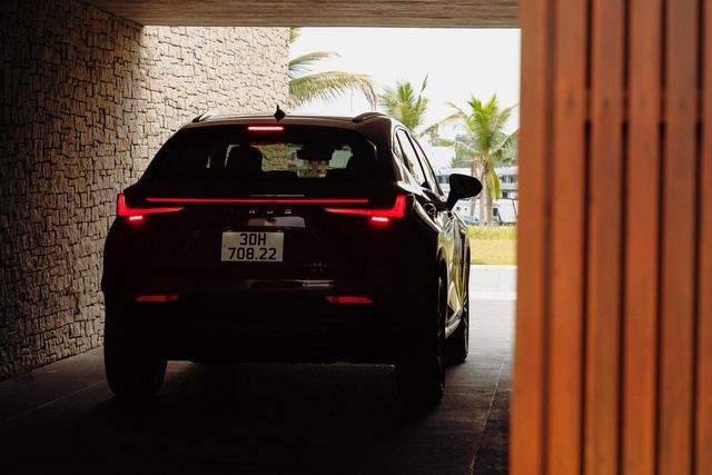 Đánh giá Lexus NX 350h: Trải nghiệm độc đáo với giá 3,3 tỷ đồng và sự nổi bật trên đường phố Việt Nam - Hình 4.